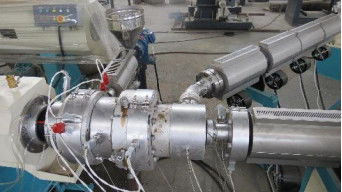 Tre strati Co hanno espulso linea alta efficienza dell'estrusione del tubo dell'HDPE