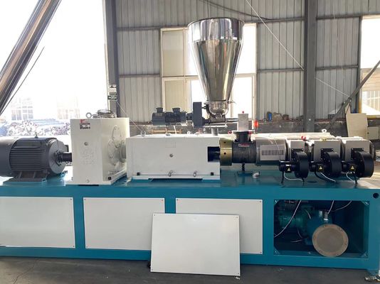 Linea di plastica macchina gemellata 250kg/Hr conico dell'estrusione del tubo del PVC dell'estrusore a vite